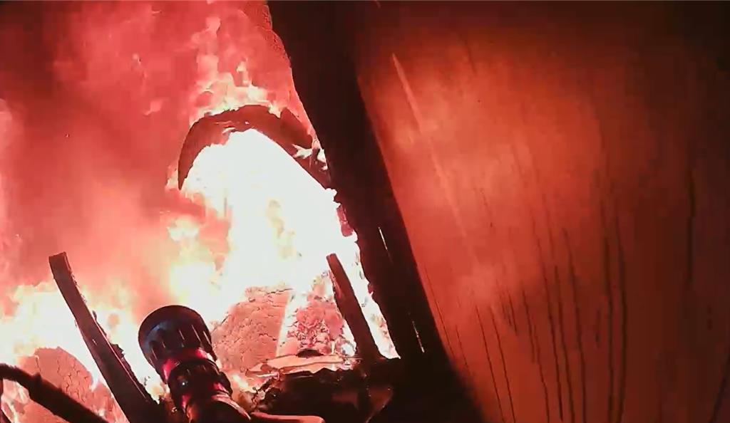 平鎮透天厝晚間惡火!疑電器因素釀禍 消防緊急疏散3人