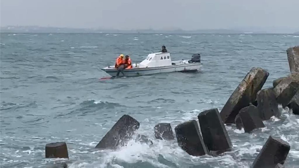 澎湖鳥嶼漁船翻覆!9級陣風釀禍 船主失蹤、船員獲救