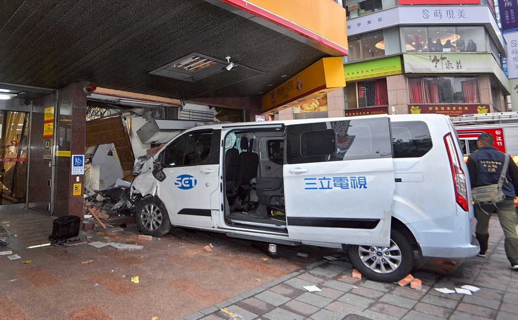 三立採訪車失控狠撞 2台ATM與牆面全毀 彰銀說話了