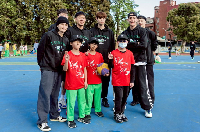 雲豹出動12名球員到建國國小互動教學