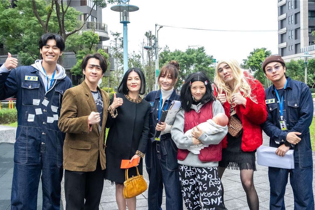 苗可麗(左3)參與短劇演出,難敵無厘頭的劇情忍不住笑場。(TVBS提供)