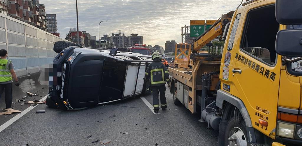 國道一號北上汐止段12.5K處今（25）日下午發生一起車禍，兩輛汽車因不明原因發生擦撞。（翻攝畫面）