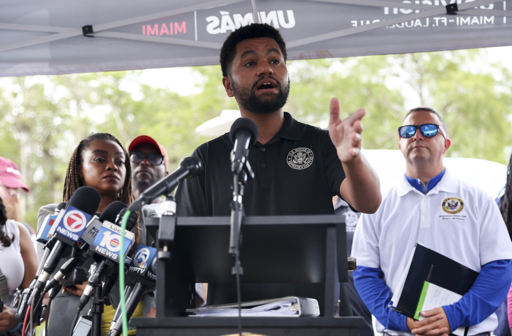 佛州民主黨眾議員遭川粉攻擊 叫嚷「總統會把你驅逐出境」