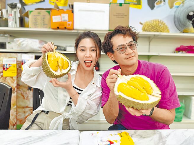 柯叔元白家綺訪Malaysia遇熱情Fans試吃榴槤