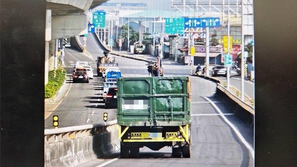 台88大寮交流道 大貨車鑽車縫連撞2車肇逃