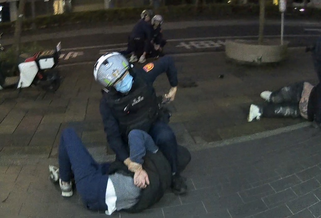 昨（25）日清晨5時許，松山路一帶超商前爆發激烈衝突，兩方人馬酒後因細故爆發口角，進而演變成肢體鬥毆。（圖／簡銘柱翻攝）