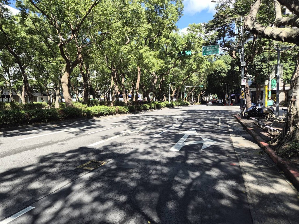 台北市大安區精華地段的敦化南路一段與安和路口，昨（25）日上午發生一起驚悚的機車碰撞事故。（圖／簡銘柱翻攝）