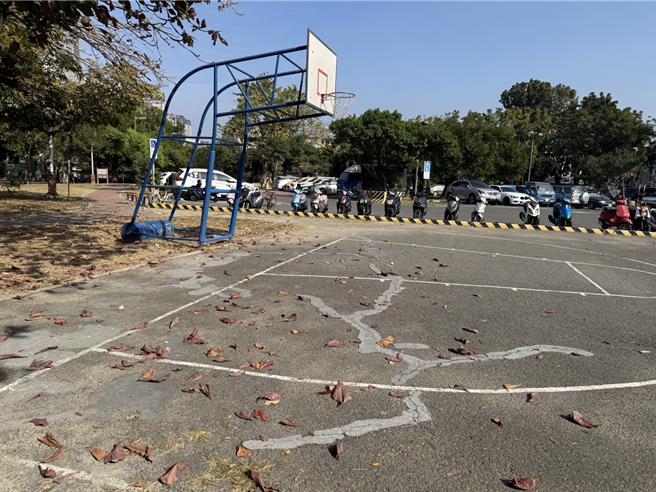 高雄新客家文化園區籃球場地面破損市府將年後修繕