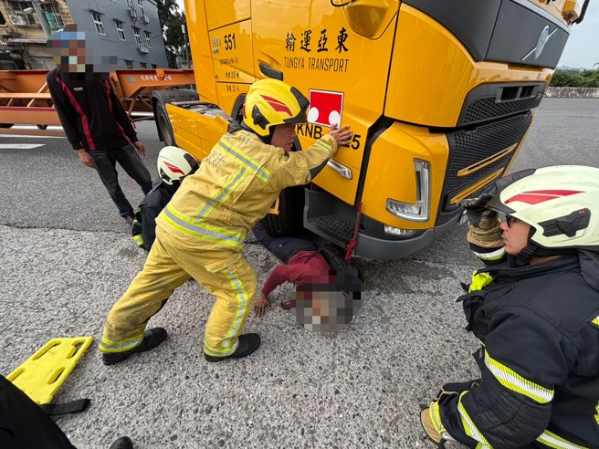 基隆轉彎事故自行車騎士卡車底送醫