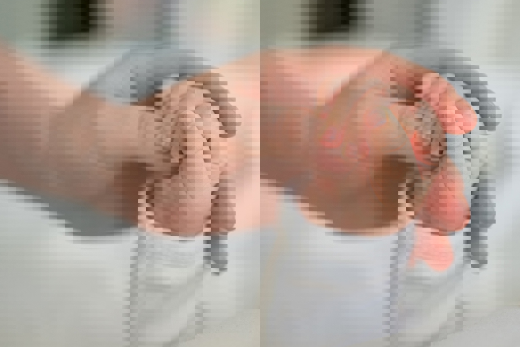 懷孕女師遭男學生強吻!嚇到生下「單腎寶寶」索賠百萬 結果出爐