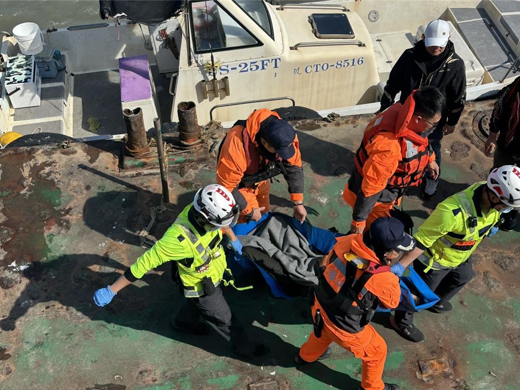 新竹市北區南寮漁港出海口25日上午11點左右發生遊艇翻覆意外。（新竹市消防局提供／王惠慧新竹傳真）