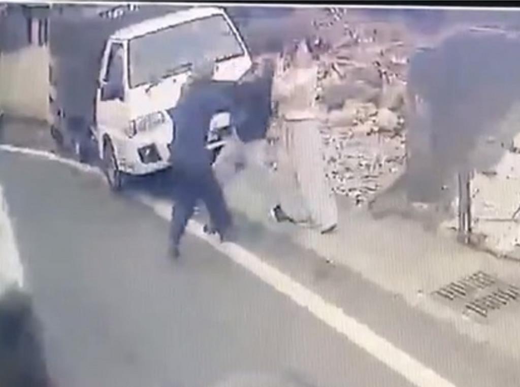 倒垃圾也有事!冤家鄰居垃圾車前相遇互毆 民眾傻眼