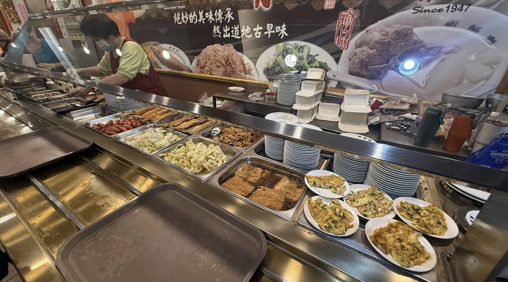 入口的飯桌仔形式點餐。(施景耀 攝)