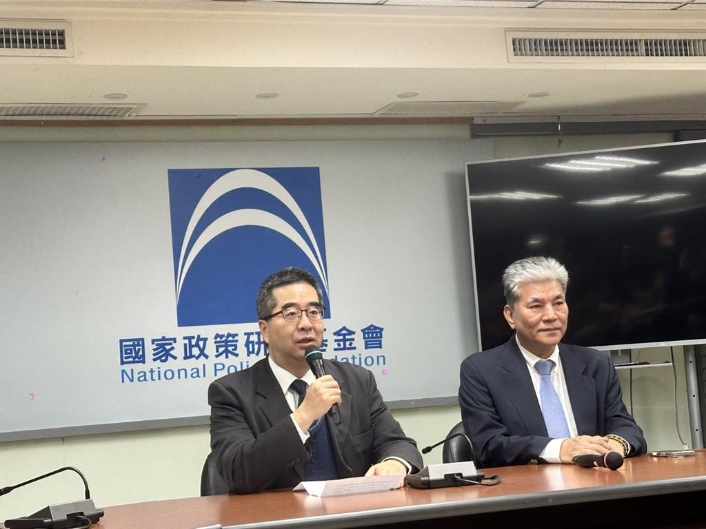 國民黨副主席蕭旭岑(左)與智庫副董事長李鴻源(右)。(周毓翔攝)