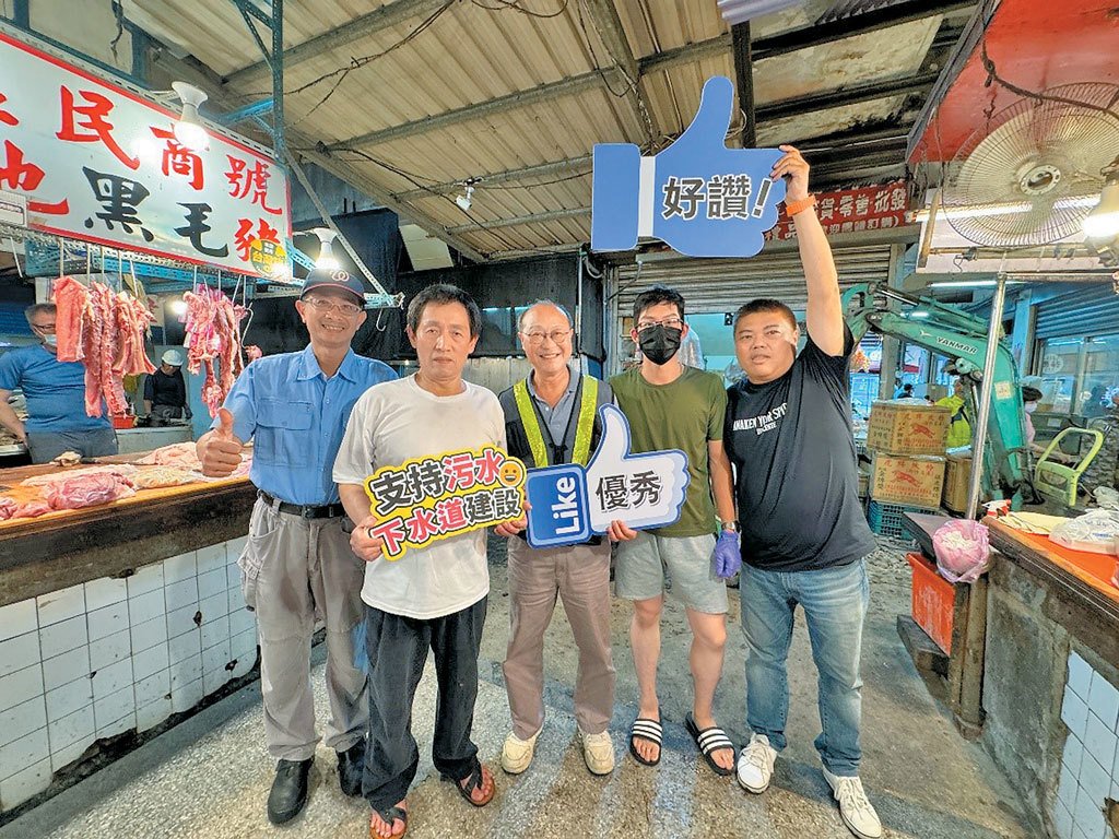 北市衛工處突破困難推動污水接管，以2032年達到接管率90％目標，2025年6月完成石牌「自強市場」38戶污水接管與攤商快樂合影。（圖／臺北市工務局衛工處提供）
