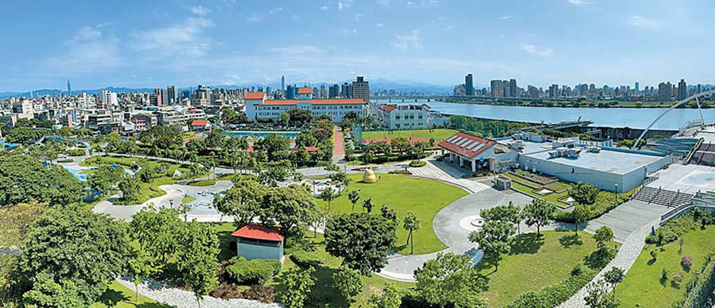 北市衛工處活化廠區上部空間，打造兼具綠意與運動功能的休閒運動公園，迪化休閒運動公園設有壘球場、籃球場、網球場及多元遊憩設備。（圖／臺北市工務局衛工處提供）
