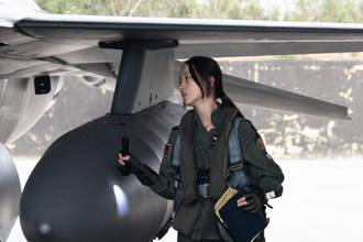 超吸睛成全場焦點！空軍F-16V操演「美女飛官沉穩現身」