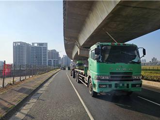 台88橋下方死亡車禍！騎士疑超車失敗遭聯結車輾斃