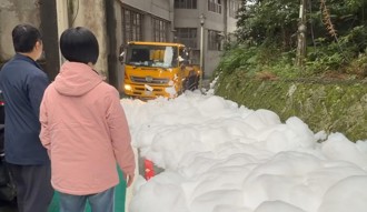 基隆巷弄「泡沫埋路」誇張景象曝 疑無人民宅釀禍