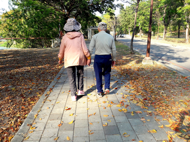 研究發現每日走7000步更長壽降失智-risk38%