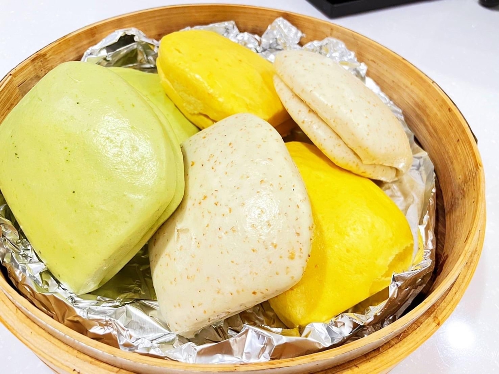 刈包又叫「虎咬豬」，寓意是吃掉過去一年的厄運，新的一年工作上將會財富滾滾來。(多餃舍 提供)