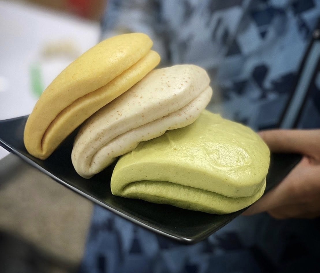 多餃舍用天然蔬菜製作的馬卡龍色系刈包皮，只賣尾牙前3天到尾牙當天為止，是超限量的在地美食。(多餃舍 提供)