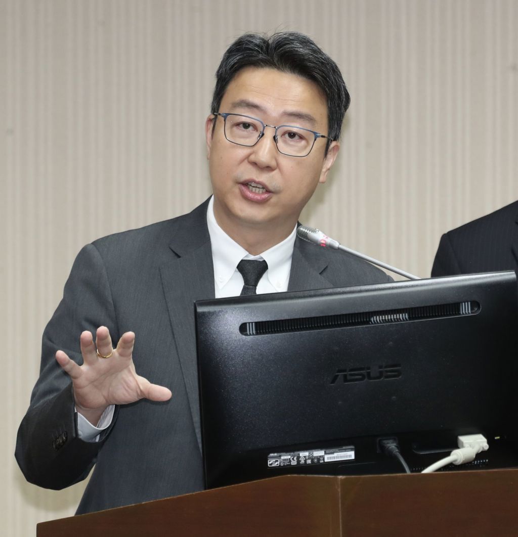 賀陳旦轟鐵道局神話數據 交通部長陳世凱:務實延伸