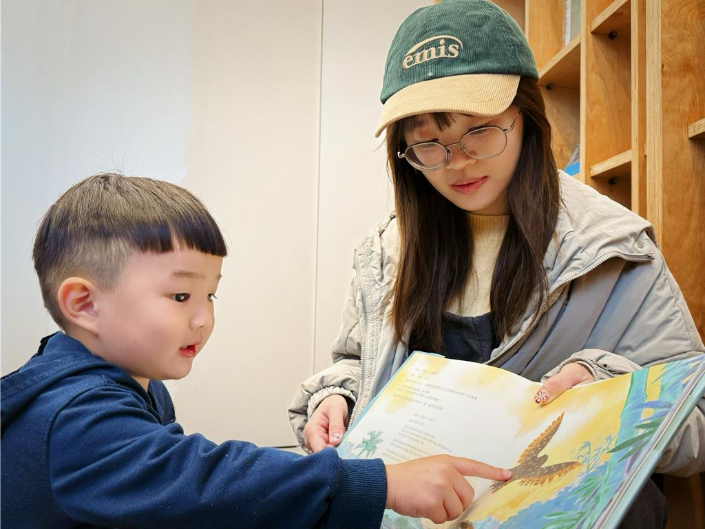 十三行博物館推出全新力作全台語繪本《綴貓頭鳥行大坌坑古路》,是親子共讀、學習道地台語詞彙的絕佳教材。(吳嘉億攝)