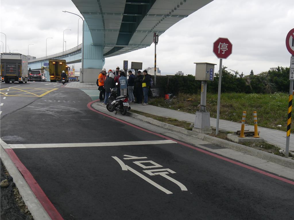 匝道圍牆變奪命死角!五股新五路視線卡關 趕工年前拆除