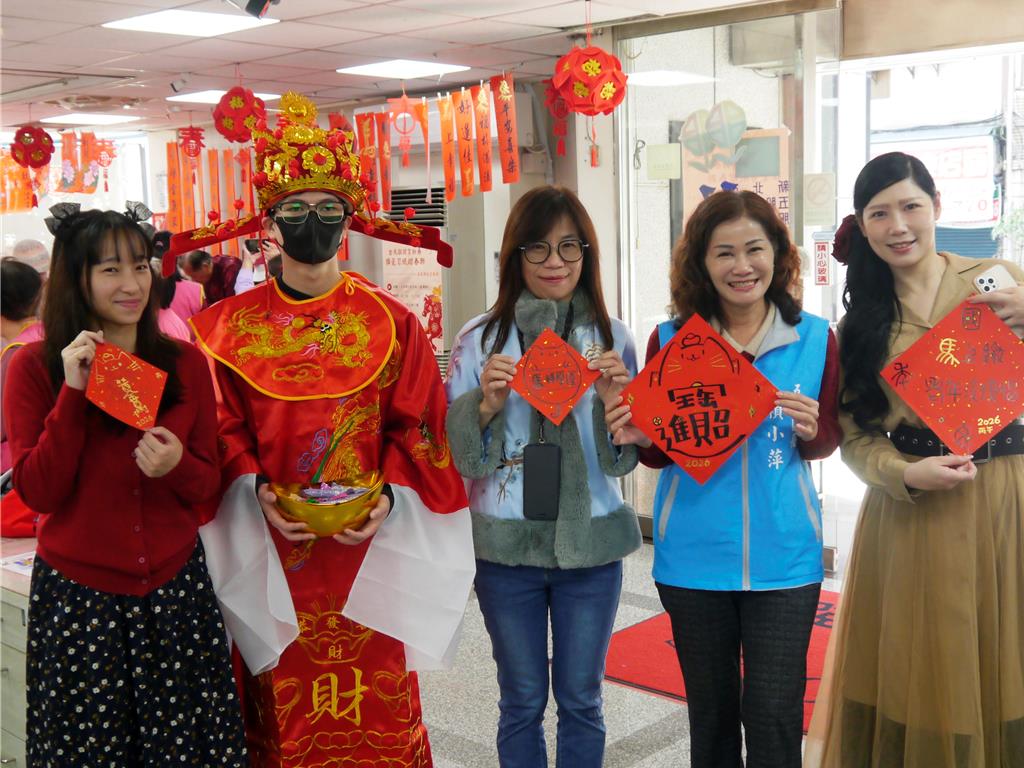 五股區揮毫送春聯 替代役男化身財神成吸睛亮點