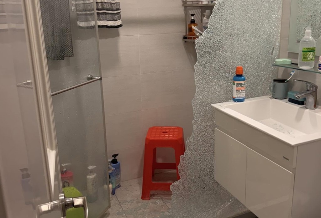 浴室乾濕分離門突爆裂 一票苦主揭恐怖經歷!3招自保