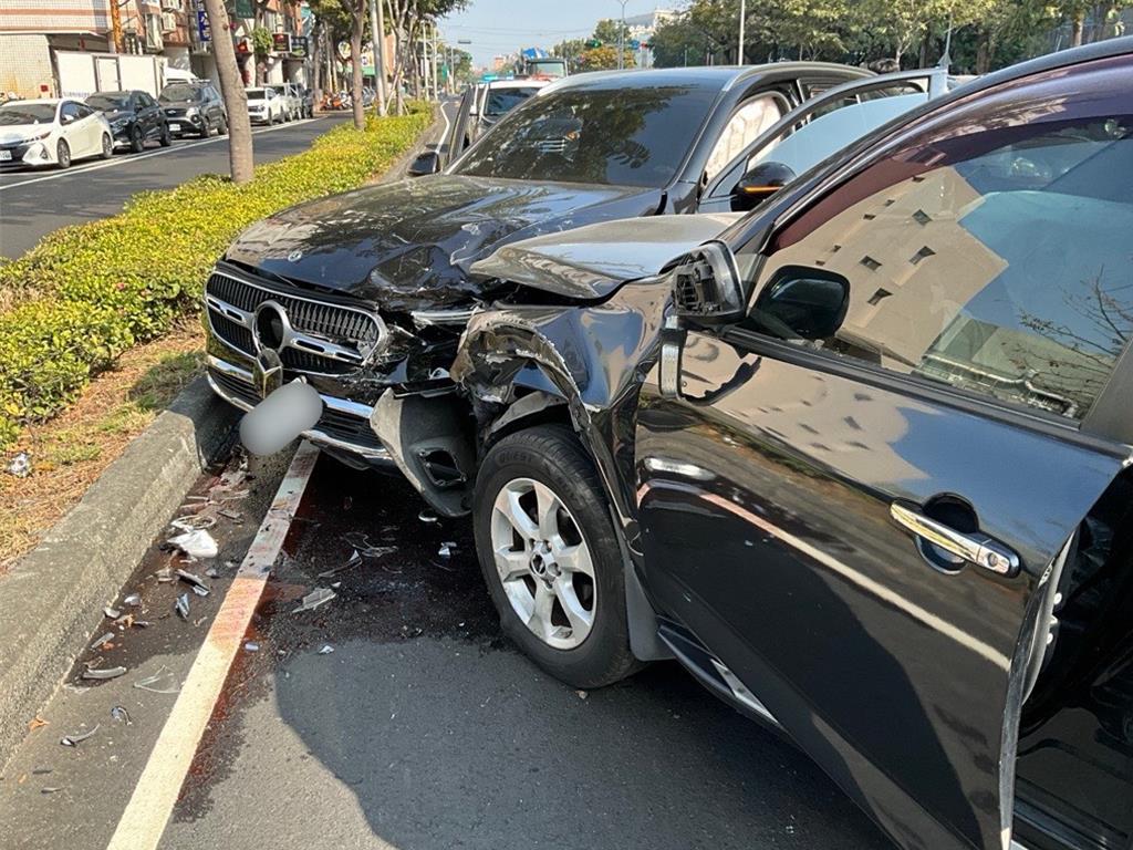 高雄酒駕男過彎衝對向車道 失速暴衝連撞2車釀2傷