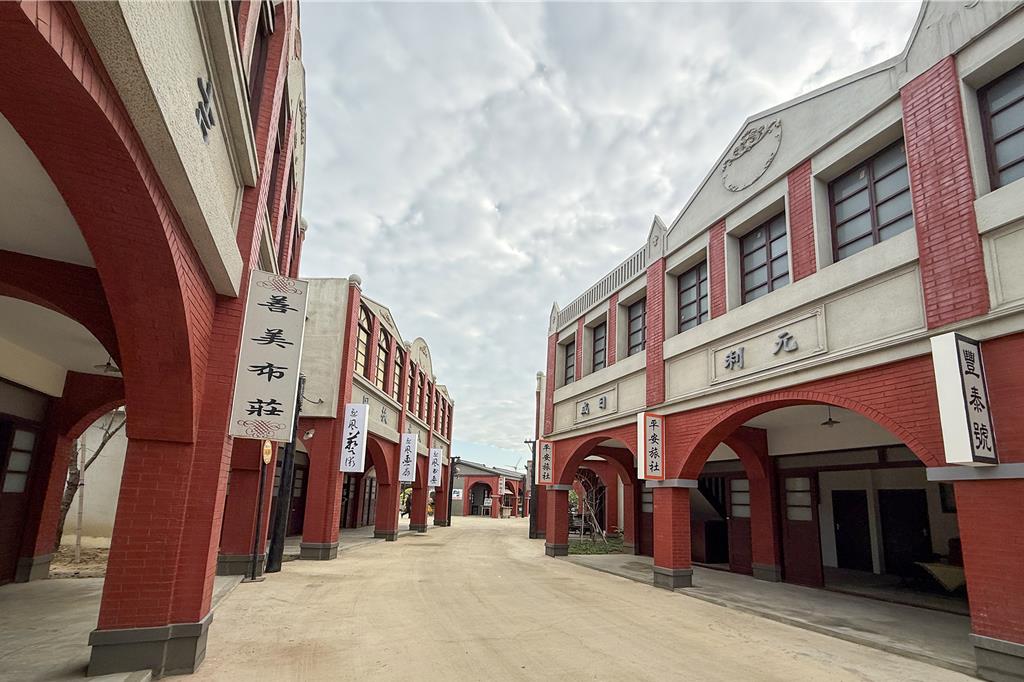 苗栗後龍百變影城開幕 復古街景、親子遊憩一次滿足