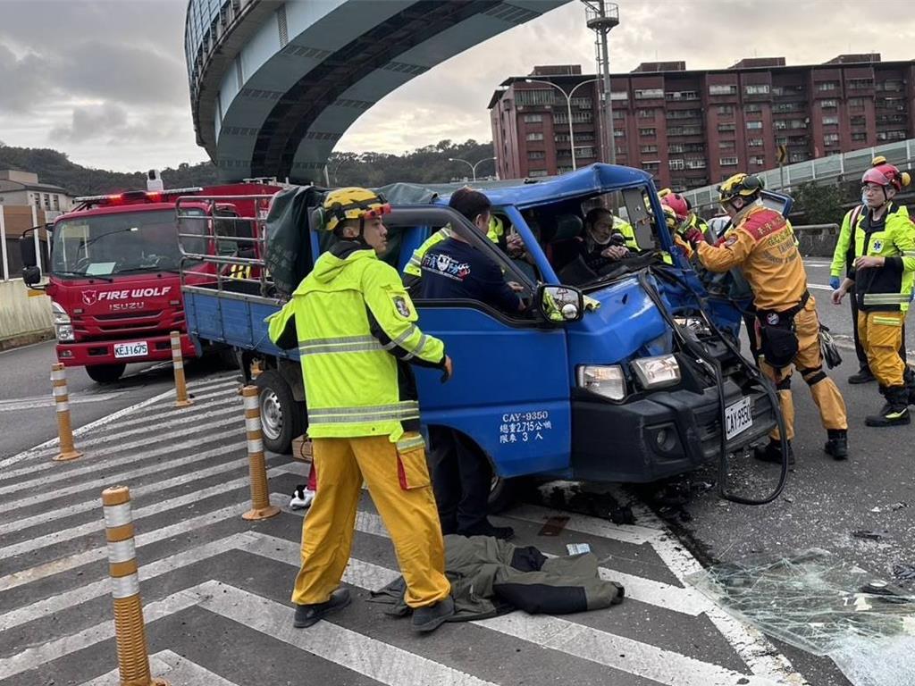 下高速公路直直撞 基隆貨車追撞2車受困受傷送醫
