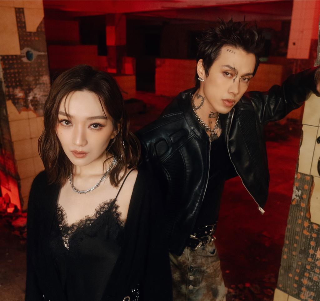 閻奕格黑絲薄紗超性感!不畏寒流宜蘭廢墟夜會Marz23