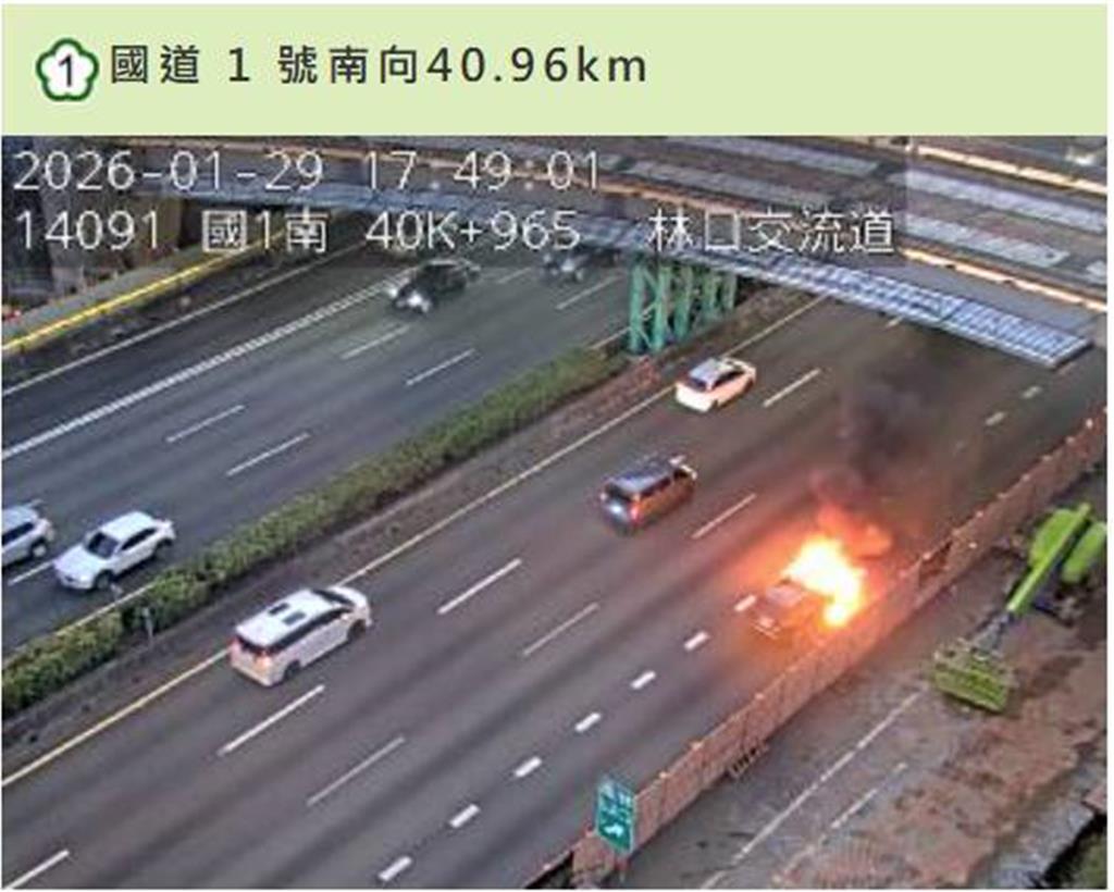 國1林口段休旅車車頭竄火煙 駕駛急下車逃生