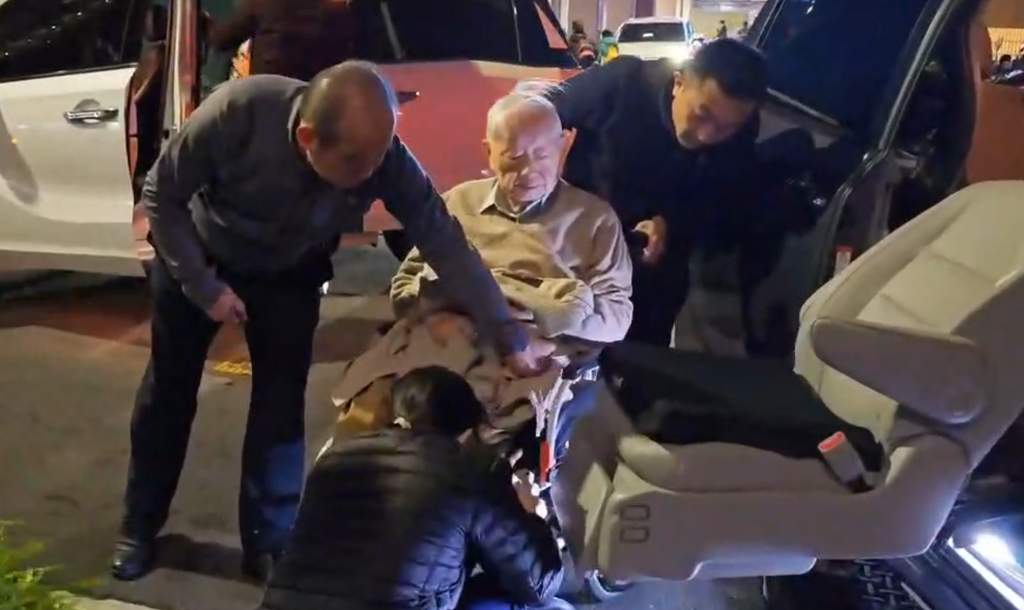 影》黃仁勳晚間赴榕居用餐 張忠謀坐輪椅現身