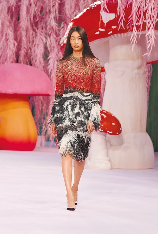 香奈兒2026春夏高訂：迷幻蕈菇園中的飛鳥與繡羽