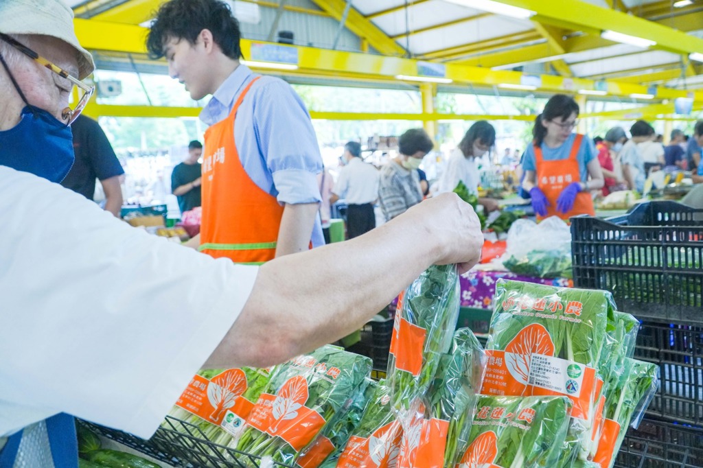 位於善導寺站旁的台北希望廣場，每到週末都會由不同縣市的農會輪流主辦，將在地最新鮮、最自豪的農產品介紹給消費者。(中時資料照片)