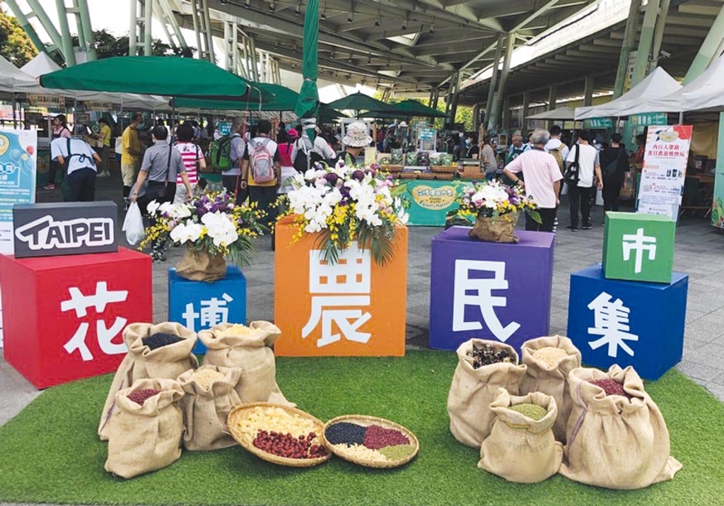 花博公園每個週末定期舉辦農民市集，場地有頂棚且路面平坦，就算是使用輪椅的長輩也能放心採買履歷健康蔬果。(花博農民市集 提供)