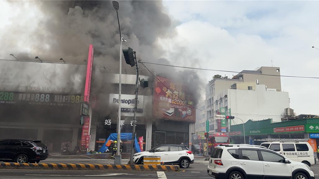 北屯加油站旁寢具館突發火警 消防出動26車53人搶救