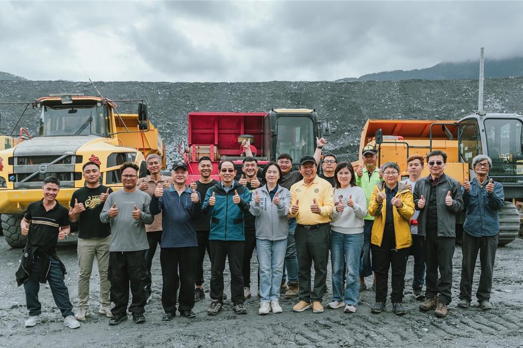 馬太鞍溪堰塞湖降挖完成階段性任務 總統贈禮物致意