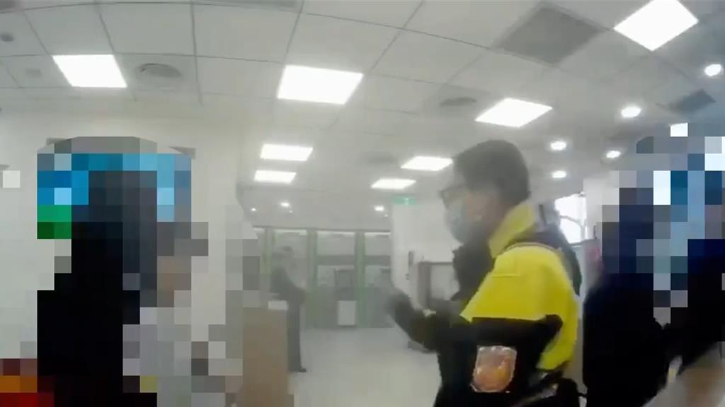 7旬婦遭慫恿轉帳130萬買黃金 大安警戳破介紹人急攔阻