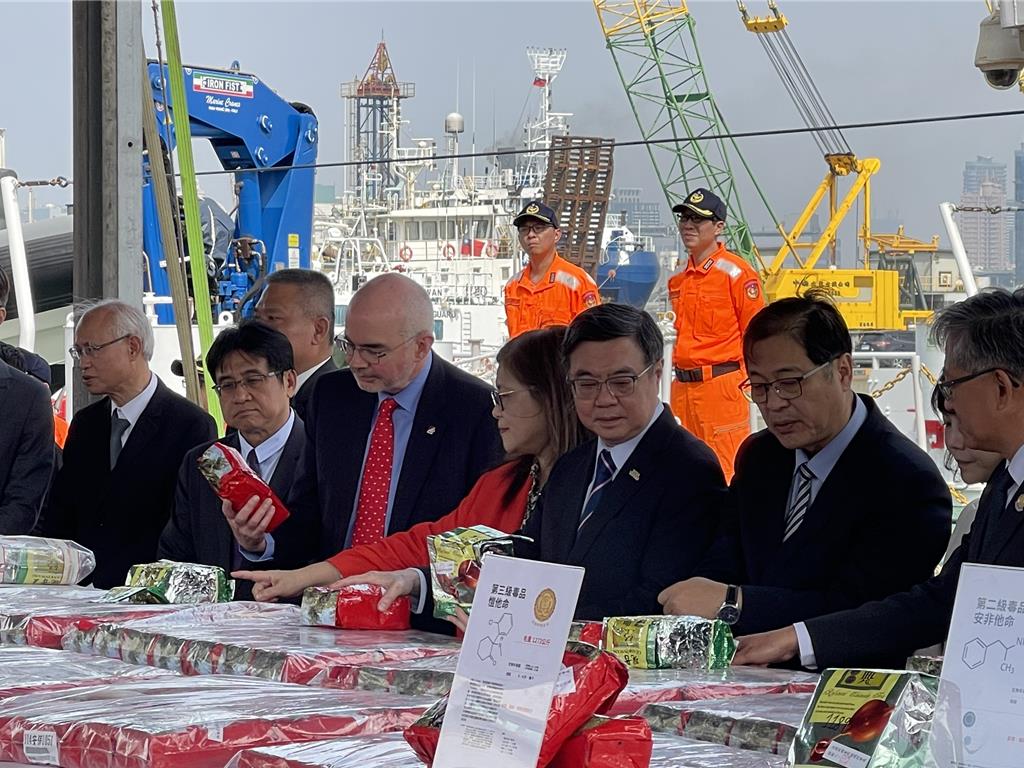 20億毒品堆滿浴室企圖海上滅證 新造海巡艇強攻登檢立功