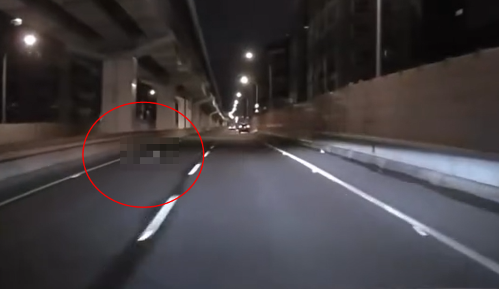 影》台64遭丟包!鏡頭拍到「有人趴地」 駕駛鷹眼急閃避