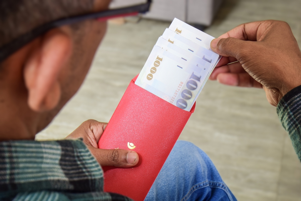 交往半年春節被討「3萬紅包」 女友家規曝 一票人喊快逃