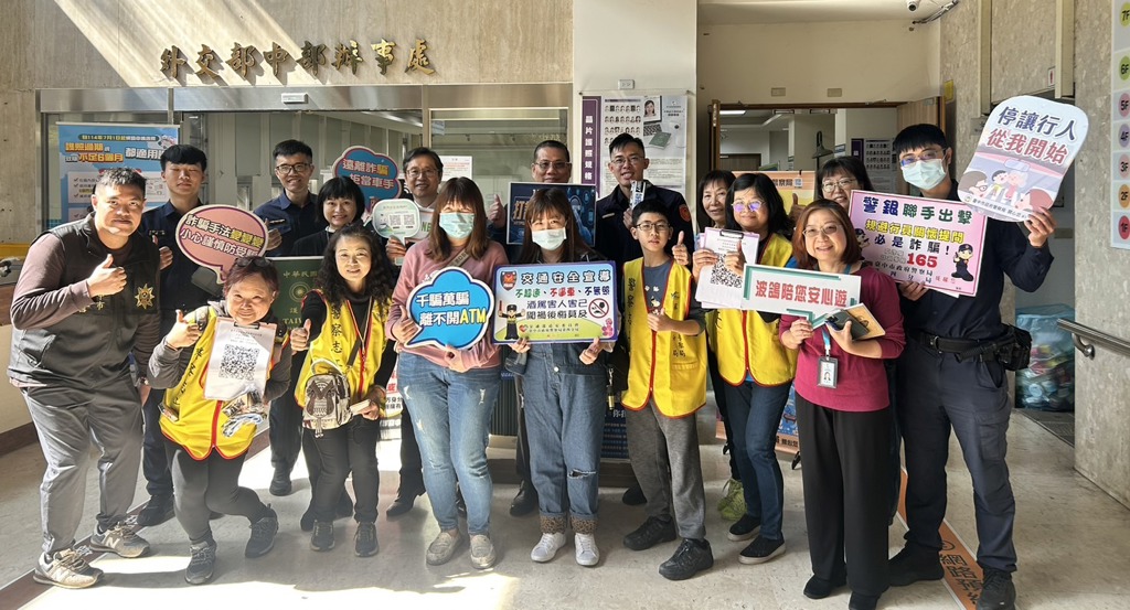 辦護照不無聊!中警快閃反詐填問卷 限量行李綁帶成亮點