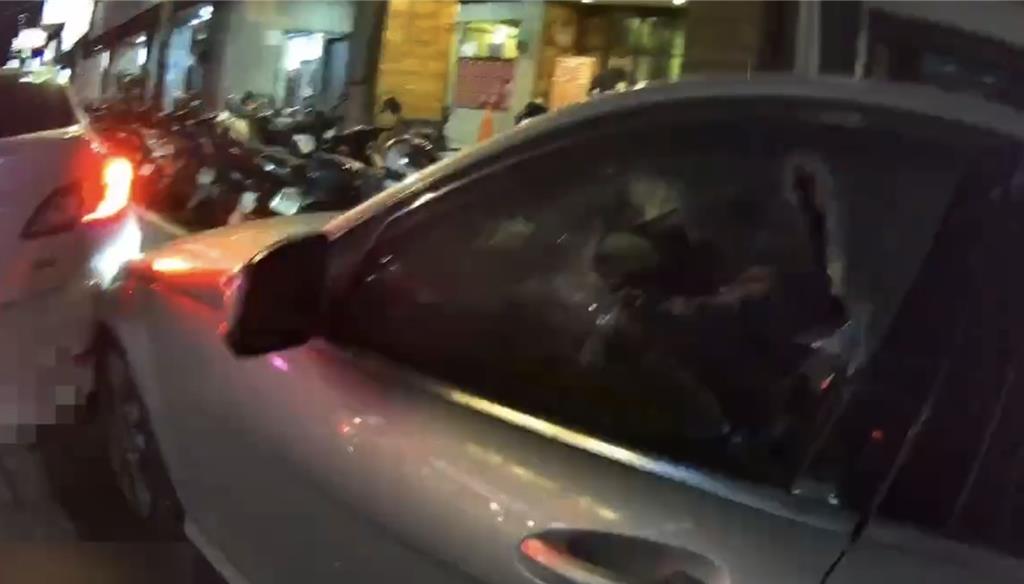 拒檢逃逸撞前車!中壢警破窗制伏 駕駛身上掉出喪屍菸彈