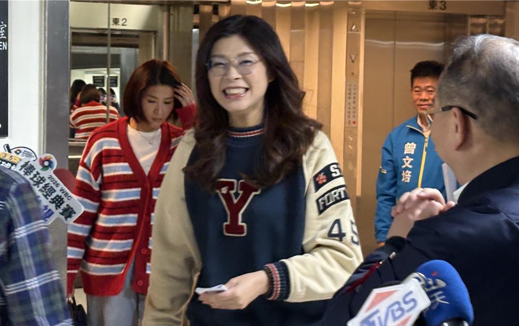 徐欣瑩拋「不受黨內不公體制束縛」 鄭麗文低調回應