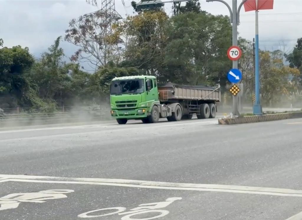 馬太鞍溪疏濬砂石車出入台九線 揚塵路滑害多名騎士慘摔